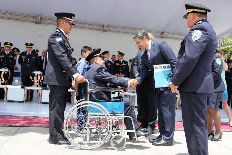 Policia condecorado en silla de ruedas