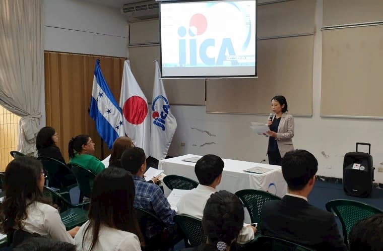 1. Representante de JICA Suzue Kotsubo durante su discurso.