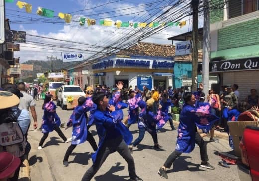 2. Los voluntarios de JICA realizaron el baile japonés “SORAN BUSHI” en el Festival del Maíz