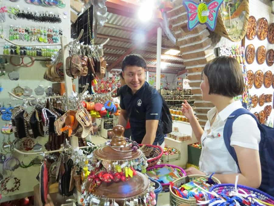 2. La delegación japonesa visitó varios souvenirs