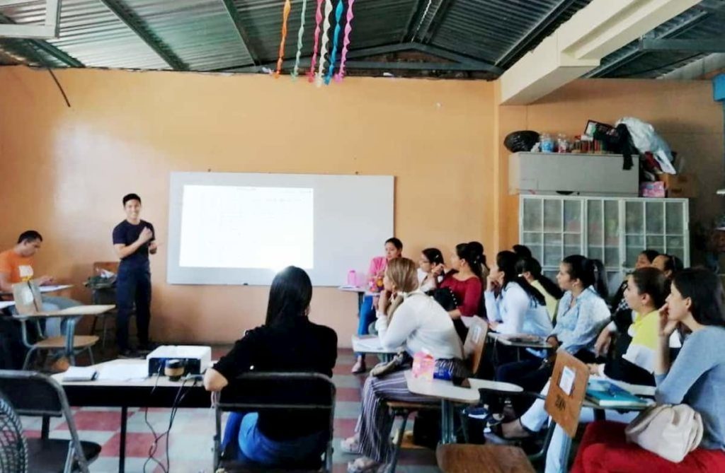 3 El Profesor en educación física explicó sobre el sistema educativo de Japón.