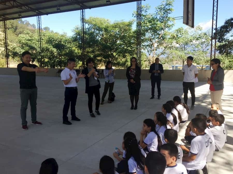 3. Los alumnos del CIIE realizaron la presentación de Radio “Taiso” con la participación del Alcalde de Katashina.