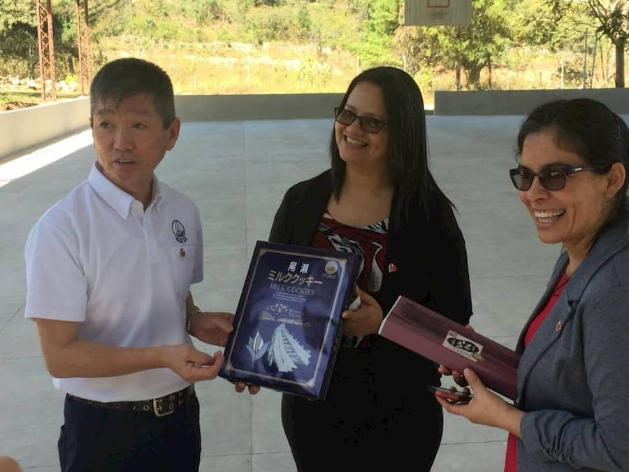 4. Autoridades hondureñas entregaron un recuerdo a la Misión de Katashina durante su visita.