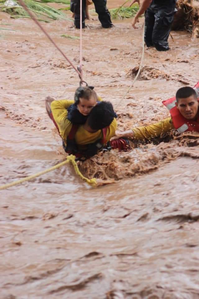 Joven bombero plaza