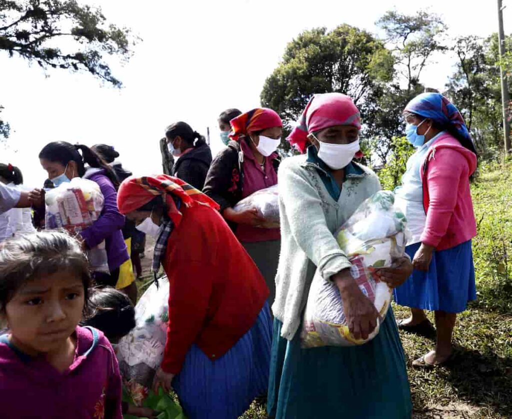 entrega de alimentos a lencas