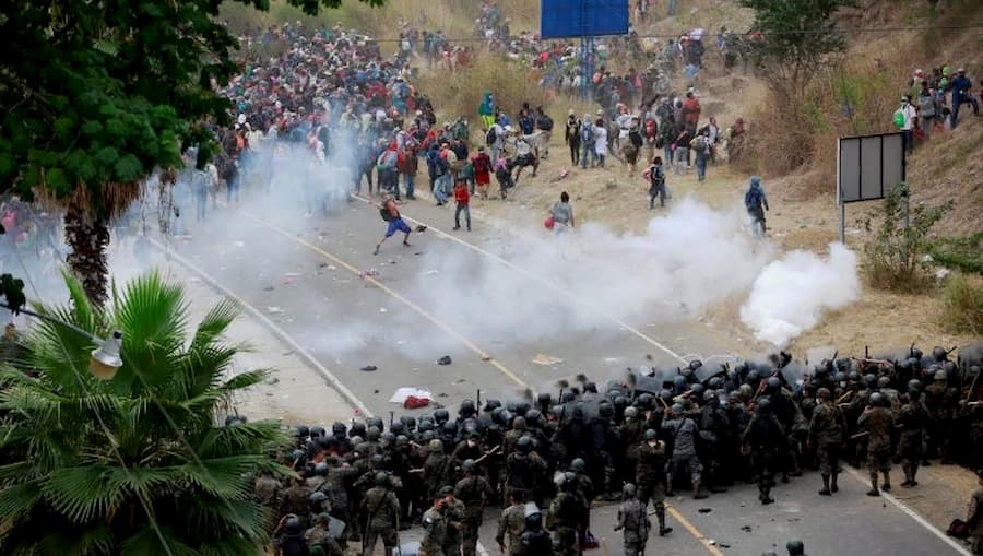 Guatemala detiene y reprende con violencia a caravana migrante hondurena