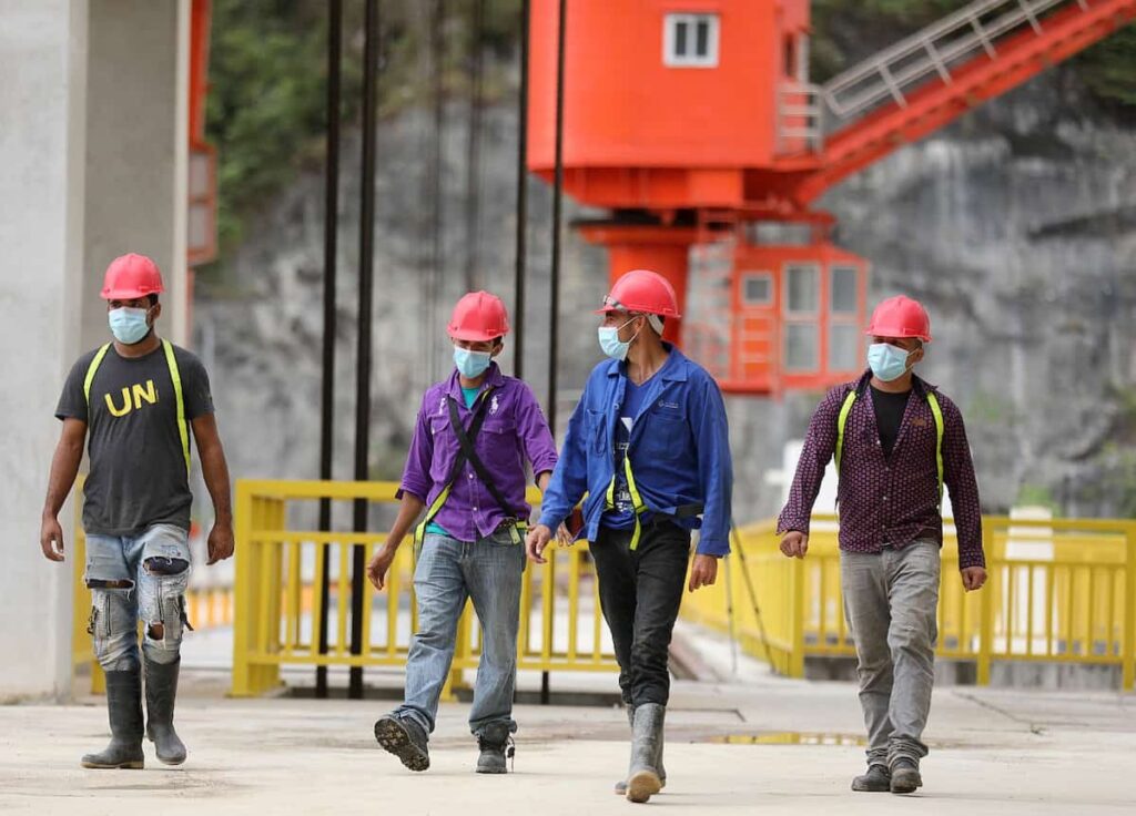 trabajadores represas