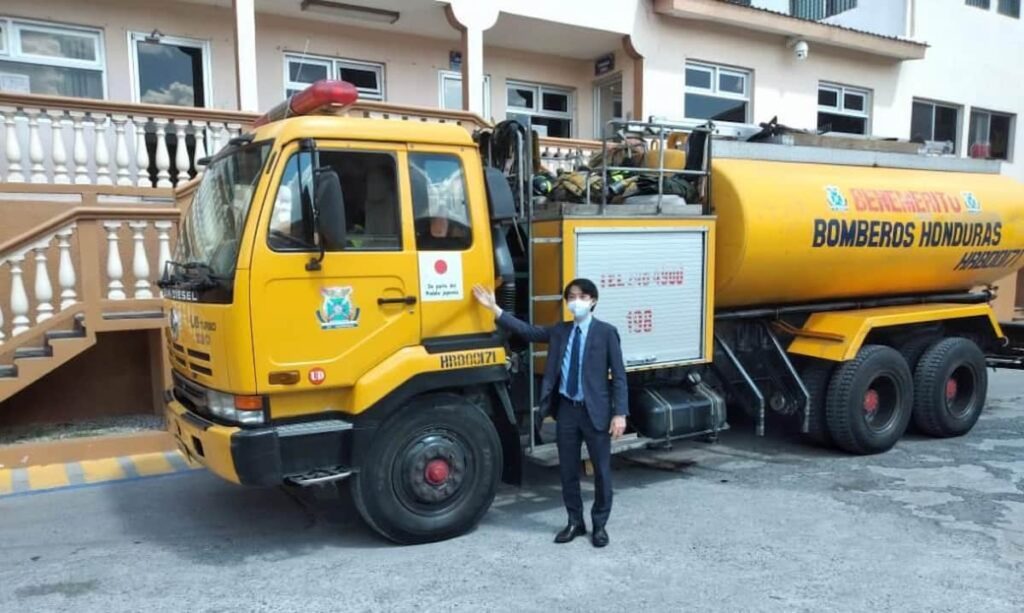 4. El Jefe de Cooperacion Tecnica de la Embajada del Japon TAKATORI Hikaru visito el Cuerpo de Bomberos