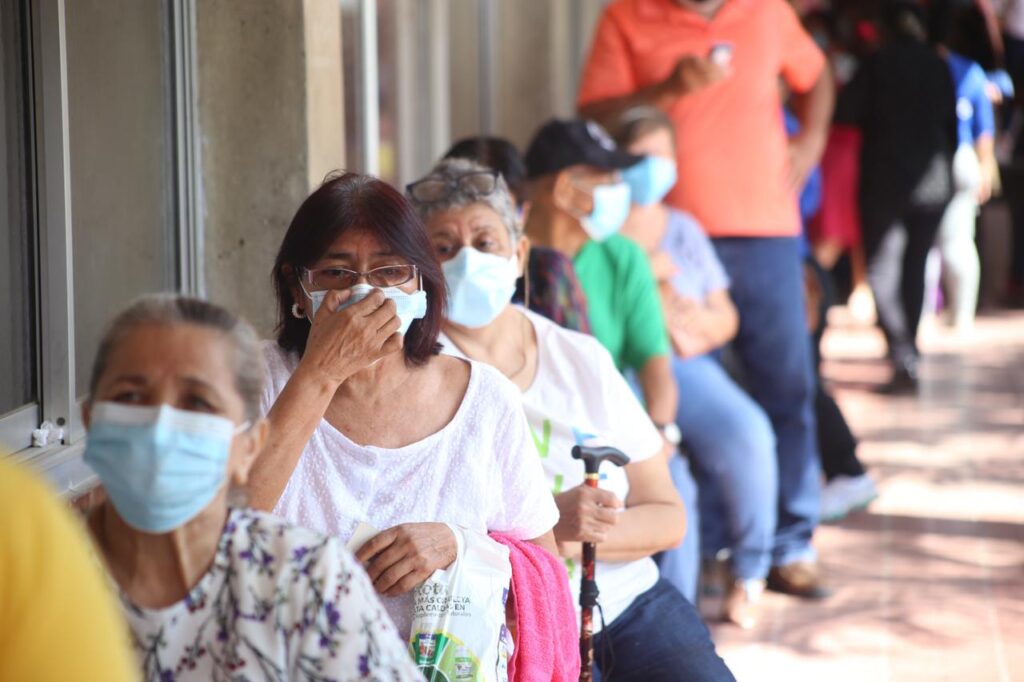 fila para vacuna