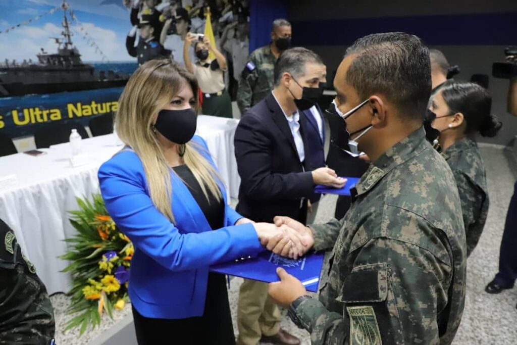 Heidi Portillo saludando Militar