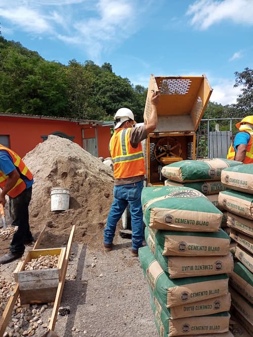 OBRAS DE PUENTE EN AGUA CALIENTE