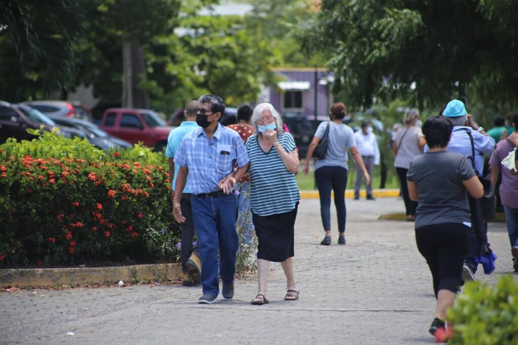 hondurenos acuden a vacunarse