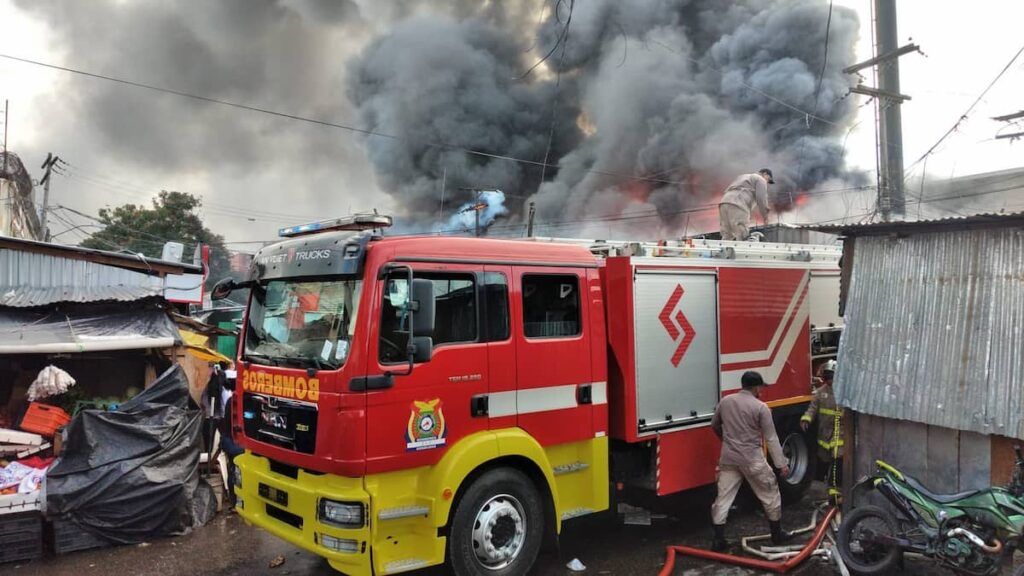 Bomberos apagando incendio