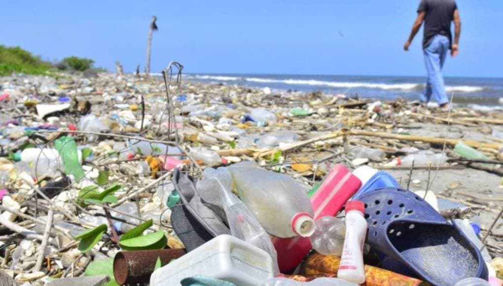 basura en la playa