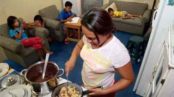 madres alimentan a sus hijos