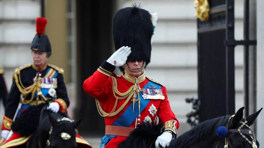 FOTO REY CARLOS III TROOPING THE COLOUR 2