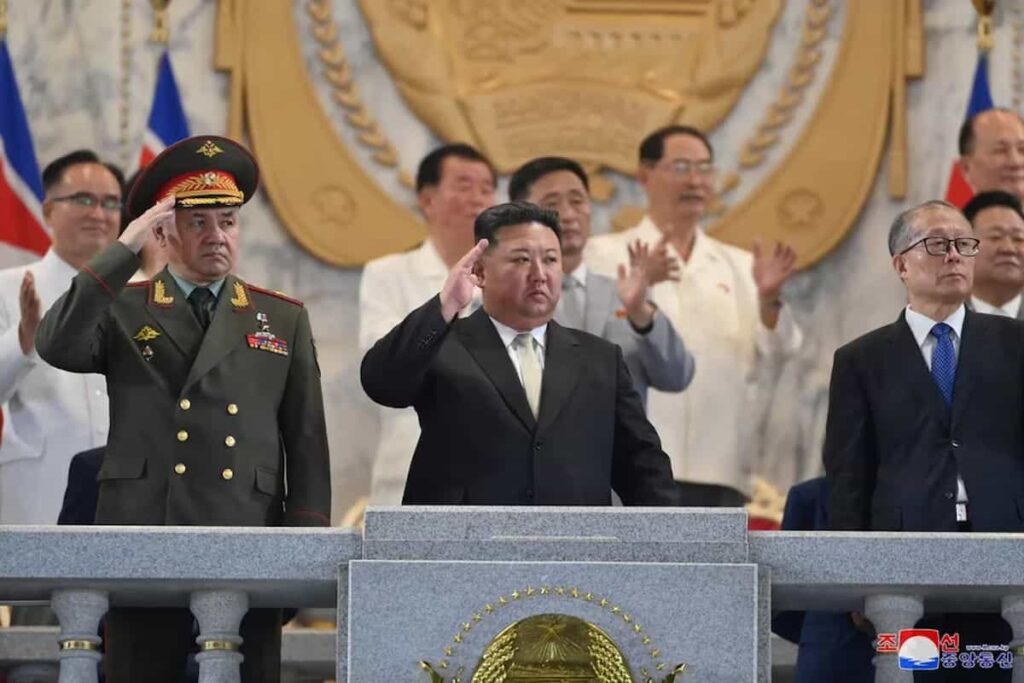 FOTO KIM JONG UN DESFILE