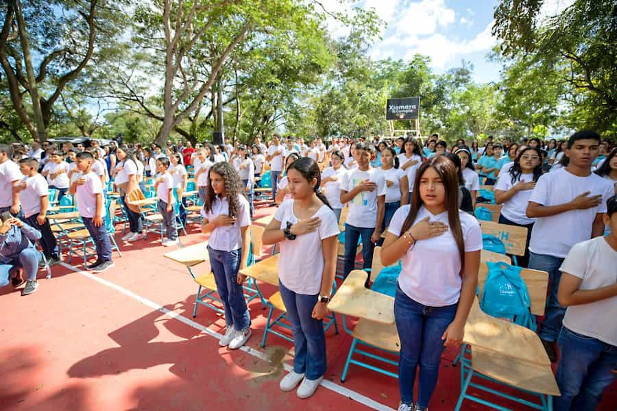 Alumnos inaugurando