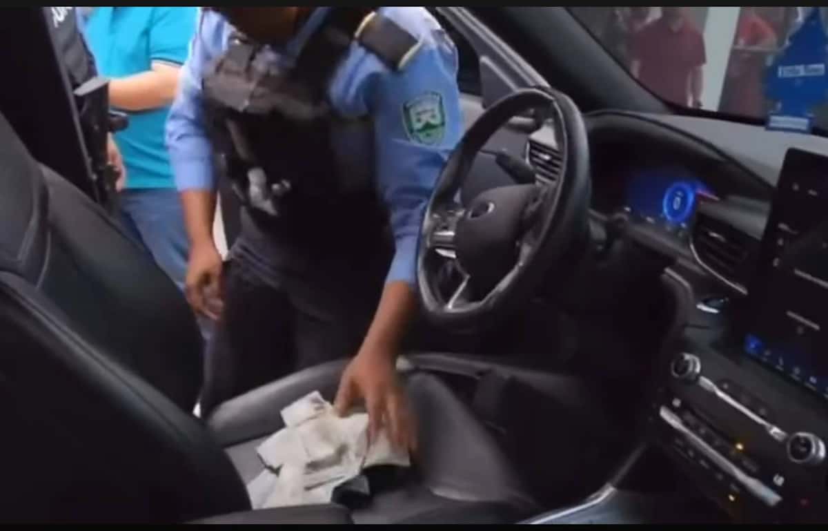dinero en carro de Koriun